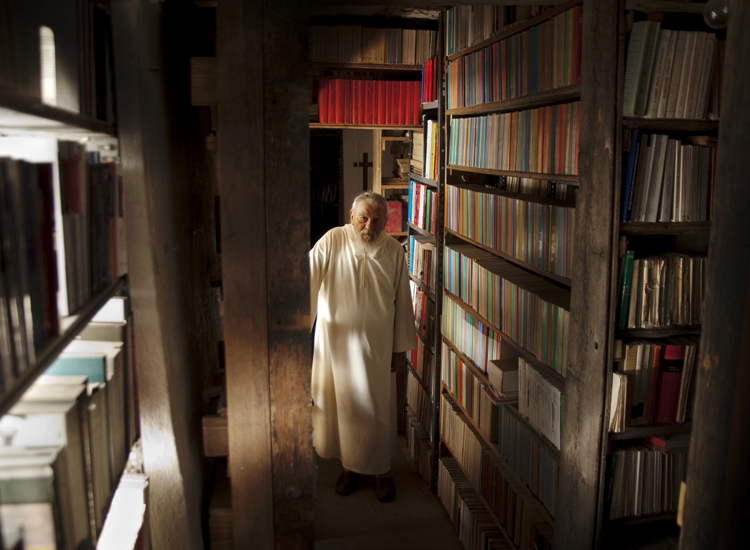 Padre Sergio tra i suoi sessantamila libri